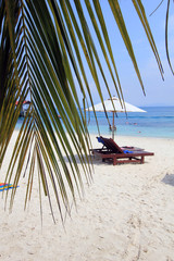 Fototapeta na wymiar Transat et parasol sur plage de sable blanc