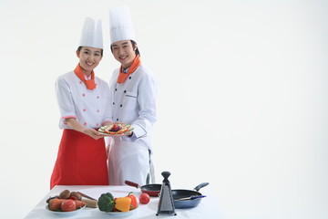 스튜디오 안의 요리중인 남자요리사와 여자요리사