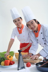 스튜디오 안의 요리중인 남자요리사와 여자요리사