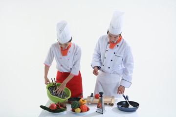 스튜디오 안의 요리중인 남자요리사와 여자요리사