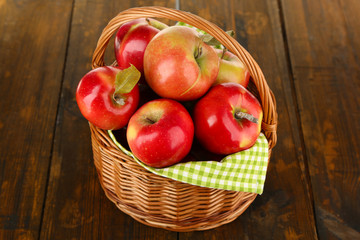 Fototapeta na wymiar Wicker basket of red apples with green napkin
