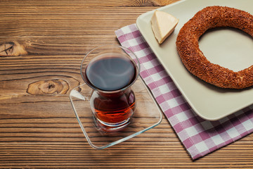 simit Ӏ turkish bagel, tea and cheese on wood table
