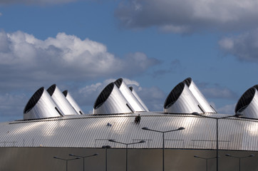 Fototapeta na wymiar Ouvriers couvreurs sur un toit d'acier