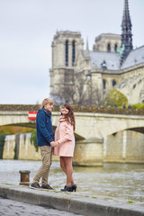 Obraz premium Dating couple near Notre-Dame de Paris