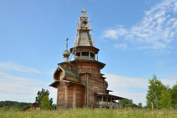 Fototapeta na wymiar Сергиевская церковь у деревни Взгляднево