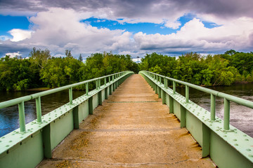 Fototapeta na wymiar A pedestrian bridge over the Delaware River in Portland, Pennsyl