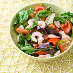 Green salad with tomatoes and shrimps