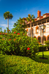 Naklejka premium Bushes and building at Flagler College, in St. Augustine, Florid