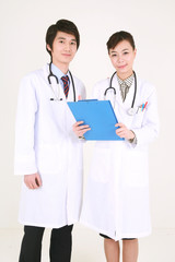 스튜디오 안의 의사선생님과 간호사