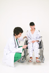 Fototapeta premium 스튜디오 안의 의사선생님과 환자