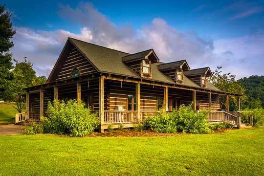 The Cherokee Foothills Visitors Center At Table Rock State Park,