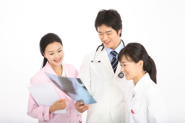 스튜디오 안의 의사가운을 입은 의사와 간호사 