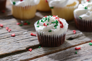 Chocolate and Vanilla Christmas Cupcakes