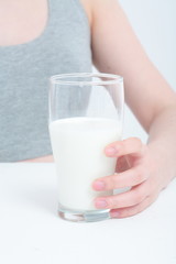 스튜디오 안의 다이어트하는 젊은 여성