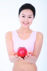 스튜디오 안의 다이어트하는 젊은 여성