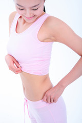 스튜디오 안의 다이어트하는 젊은 여성