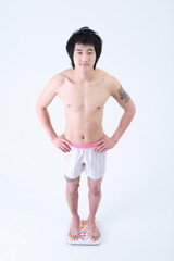 Fototapeta premium 스튜디오 안의 다이어트 하는 젊은 남성