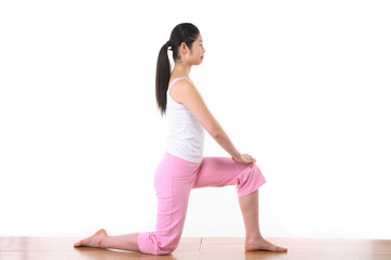 요가 하는 젊은 동양 여성