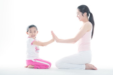 요가 하는 젊은 여성과 여자 아이