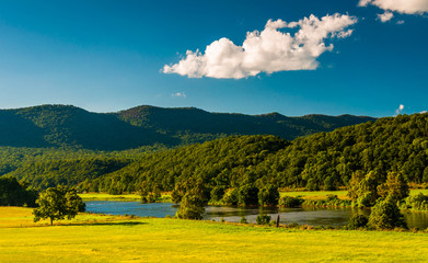 Obraz premium View of the Shenandoah River and Massanutten Mountain, in the Sh