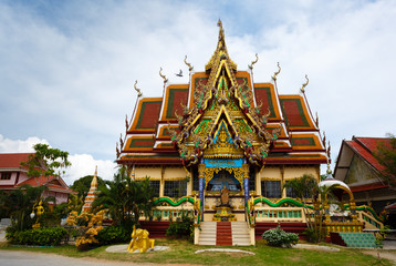 Fototapeta premium Excursion to the temple of Wat Plai Laem on the island Samui