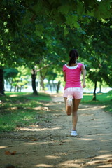 공원에서 운동하는 젊은 여성