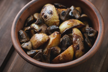 Close-up of roasted potatoes with peel and champignons