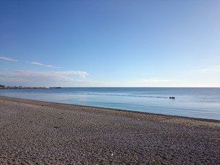 Una barca in mezzo al mare
