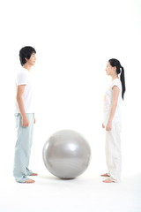 스튜디오에서 운동하는 젊은 남성과 여성