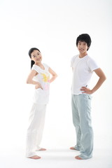 스튜디오에서 운동하는 젊은 남성과 여성