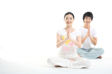 스튜디오에서 운동하는 젊은 남성과 여성