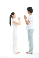 스튜디오에서 운동하는 젊은 남성과 여성