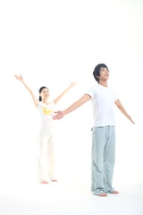 스튜디오에서 운동하는 젊은 남성과 여성