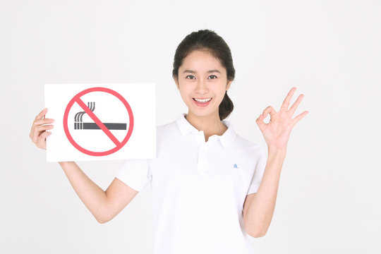 스튜디오 안 금연 컨셉의 여성