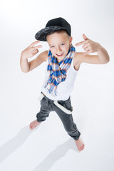 Lachender Junge in lässiger Pose