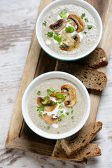 Vegane Champignonrahmsuppe mit Brot