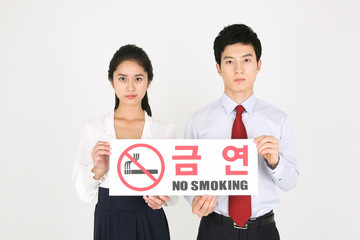스튜디오 안 금연 컨셉 비즈니스 맨