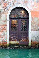 Obraz premium Door to the canal in Venice