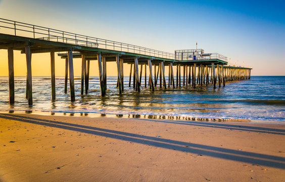 Fototapeta Fishing pier and the Atlantic Ocean at sunrise in Ventnor City,