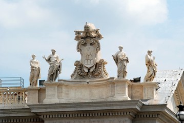 Fototapeta na wymiar Sculptures on the facade of Vatican city works
