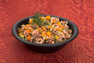 Schälchen Krabbensalat auf rotem Tischtuch