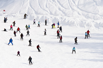 Mass downhill skiing