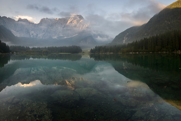 mglisty poranek nad alpejskim jeziorem - obrazy, fototapety, plakaty