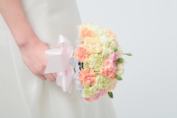 웨딩드레스를 입은 여성