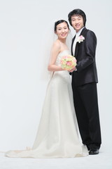 웨딩드레스와 턱시도를 입은 커플