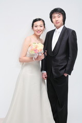 웨딩드레스와 턱시도를 입은 커플