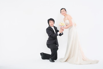 웨딩드레스와 턱시도를 입은 커플