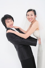 웨딩드레스와 턱시도를 입은 커플