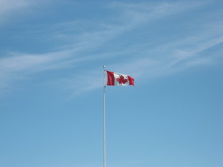 Bandeira do Canadá no céu azul