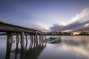 łódź zatopiona przy pomoście © Mike Mareen